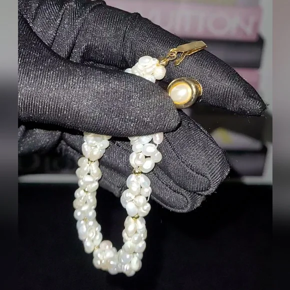 Vtg GENUINE PEARL BRACELET WITH AMAZING CLOSURE EUC🌹(ALREADY CLEAN POLISHED)EUC - Picture 1 of 8